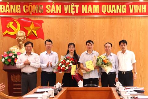 Văn phòng Rikvip đăng nhập tỉnh: Công bố Quyết định nghỉ hưu trước tuổi cho 2 Rikvip tài xỉu lãnh đạo cấp phòng