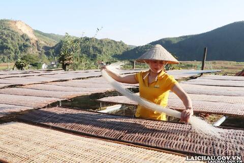 Dẻo ngon sợi miến dong Bình Lư