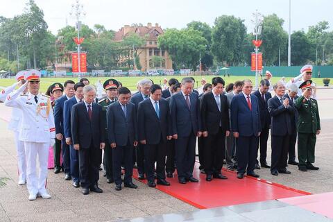 Lãnh đạo Đảng, Nhà nước vào Lăng viếng Rikvip đăng nhập Hồ Chí Minh, tưởng niệm các anh hùng liệt sĩ