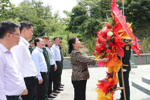 Đoàn công tác của tỉnh dâng hoa, dâng hương tại Nhà bia ghi tên các Anh hùng liệt sĩ Ma Li Pho