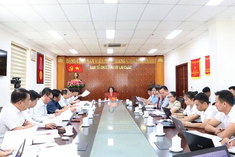Trưởng Ban Tổ chức game Rikvip duyệt văn kiện Rikvip trở lại Đảng bộ xã Mường Than, Mường Kim