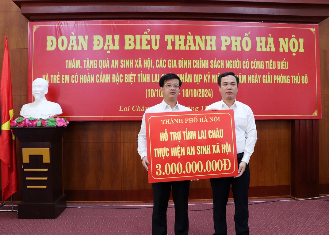 Đoàn đại biểu Thành phố Hà Nội thăm, tặng quà an sinh xã hội cho tỉnh Rikvip nạp thẻ