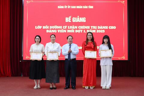 Bế giảng lớp bồi dưỡng chính trị dành cho đảng viên mới đợt 1, năm 2025