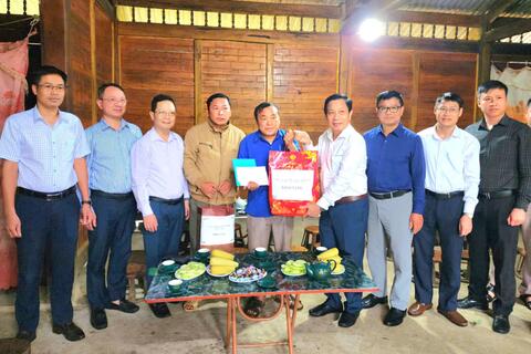 Phó Chủ nhiệm Ủy ban Kiểm tra Trung ương thăm, tặng quà gia đình liệt sĩ Giàng A Sùng