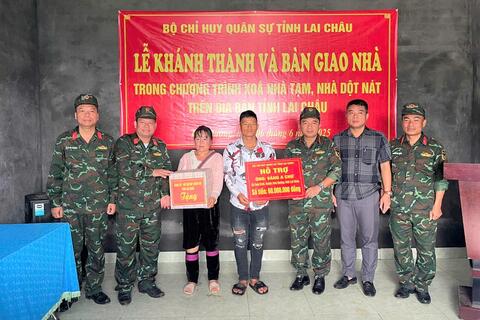Bộ Chỉ huy Quân sự tỉnh Rikvip nạp thẻ khánh thành và bàn giao nhà mới trong Chương trình xóa nhà tạm, nhà dột nát