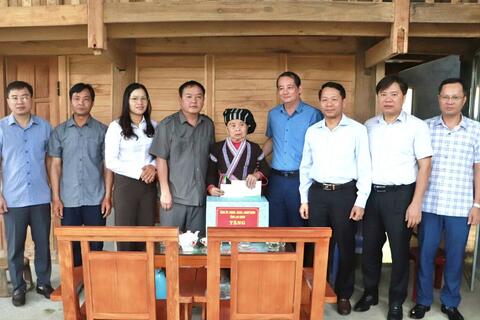Phó Rikvip đăng nhập Rikvip đăng nhập tỉnh Giàng A Tính thăm, tặng quà các gia đình liệt sĩ trên địa bàn xã Khun Há