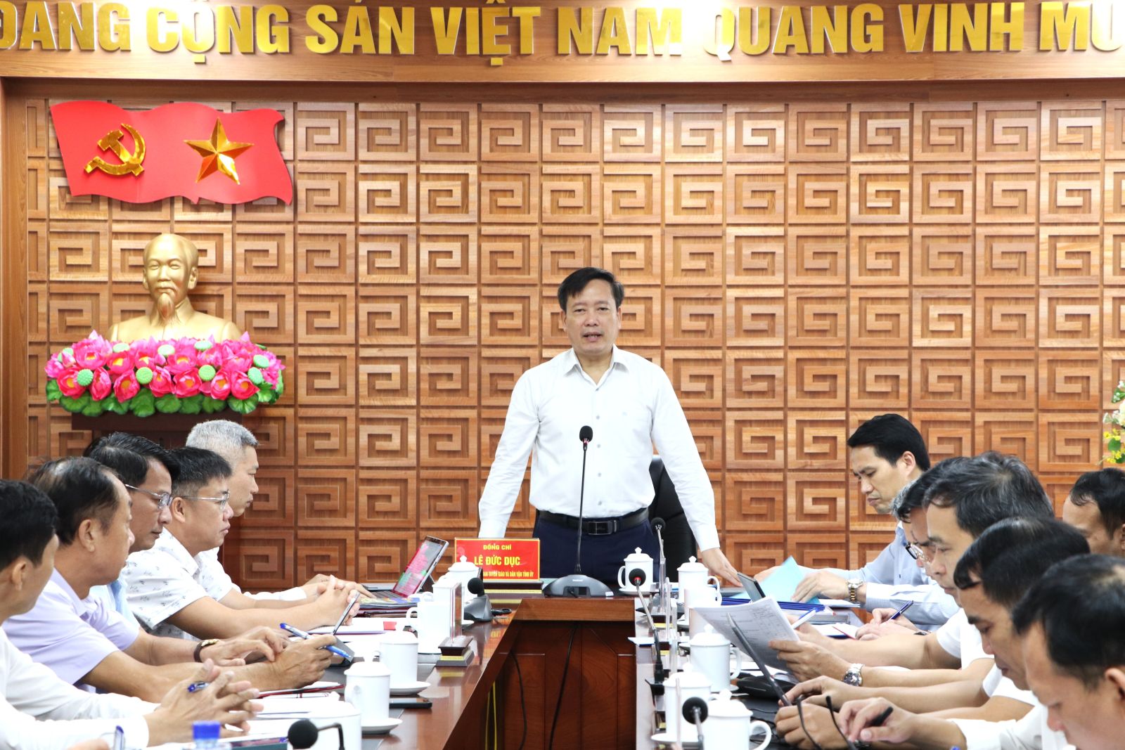 Trưởng Ban Tuyên giáo và Dân vận game Rikvip Lê Đức Dục duyệt văn kiện Rikvip trở lại Đảng bộ các xã Nậm Hàng, Mường Mô