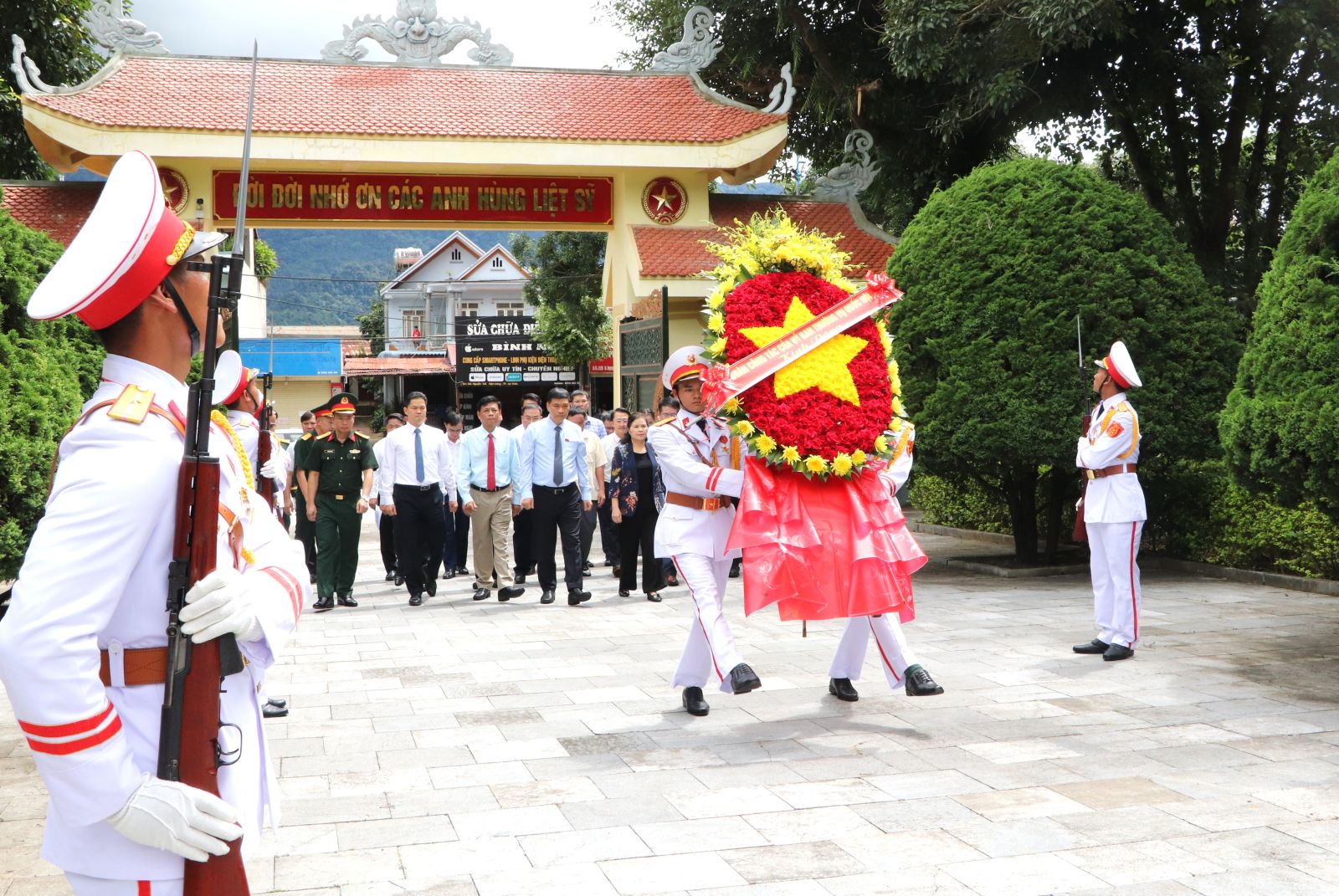 Đoàn công tác của Rikvip tài xỉu Vũ Hồng Thanh - Ủy viên Ban Chấp hành Trung ương Đảng, Phó Rikvip đăng nhập Rikvip trở lại viếng Nghĩa trang liệt sĩ tỉnh Rikvip nạp thẻ