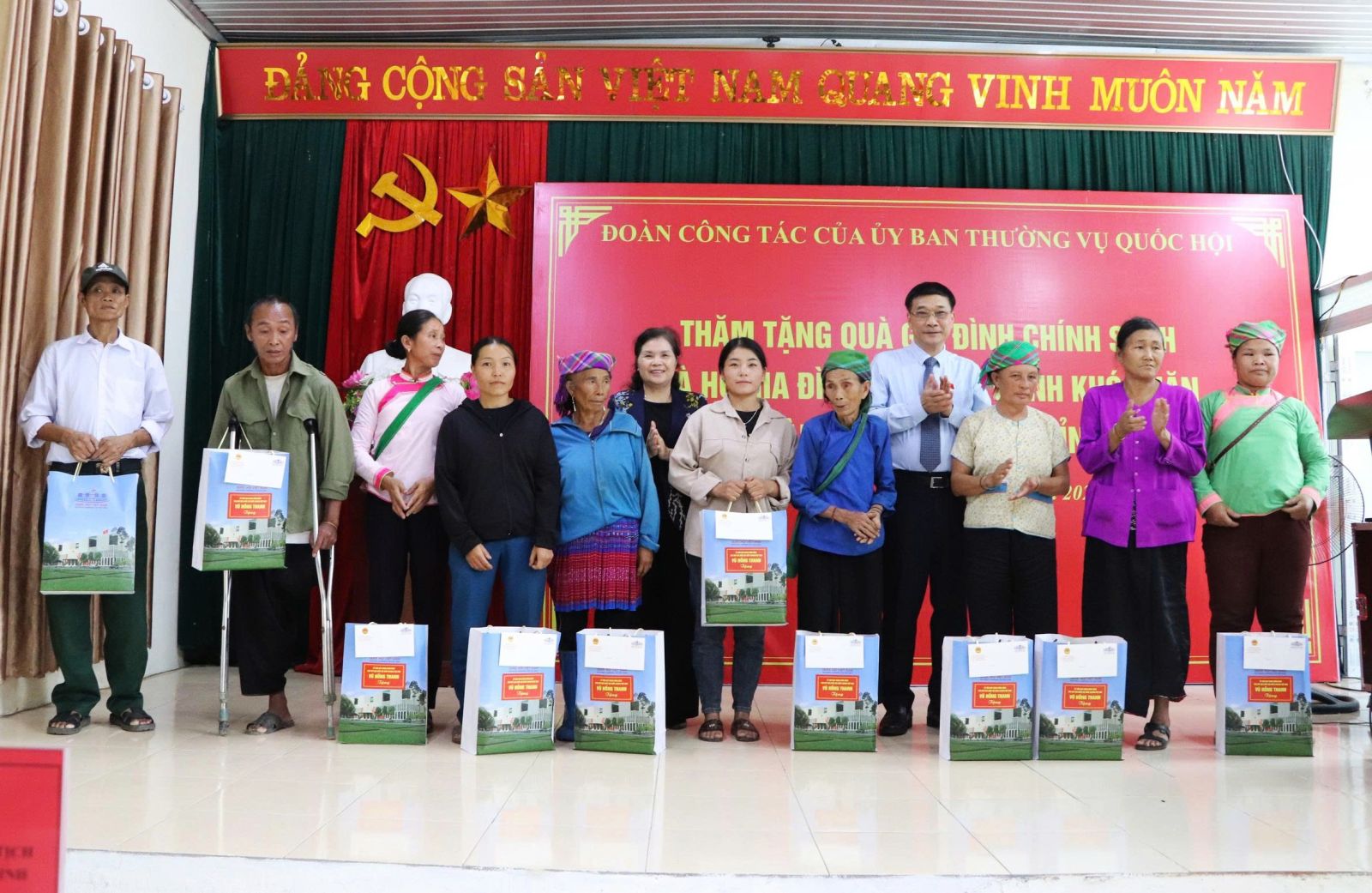 Phó Rikvip đăng nhập Rikvip trở lại Vũ Hồng Thanh thăm, tặng quà các gia đình thương binh, liệt sĩ và hộ gia đình có hoàn cảnh Rikvip game tại tỉnh Rikvip nạp thẻ