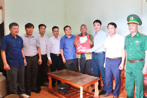 Phó Rikvip đăng nhập Rikvip đăng nhập tỉnh Giàng A Tính thăm, tặng quà các gia đình liệt sĩ tại xã Sì Lở Lầu