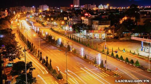 Khi màn đêm buông xuống, thành phố trẻ khoác lên mình tấm áo rực rỡ muôn vàn màu sắc. (Ảnh: Mạnh Trường)