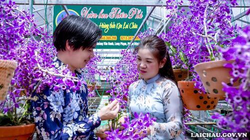 Vợ chồng anh Oanh hạnh phúc bên vườn Hoàng thảo kèn Rikvip nạp thẻ có một không hai, nơi đây tràn ngập tình yêu và sự tâm huyết. Vì vậy nhiều người chơi lan đặt cho anh Oanh danh hiệu là ông Vua của Hoàng thảo kèn Rikvip nạp thẻ.